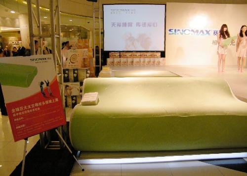 世界最大太空棉枕头亮相沪上