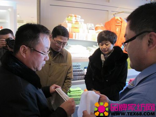 杨兆华在孚日新品展厅了解新品情况