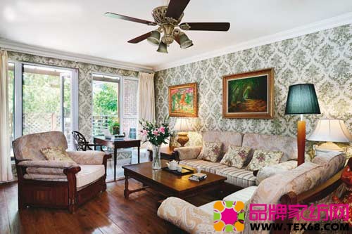 徐露夫妇爱喝茶,每天清晨两人都会在客厅边喝