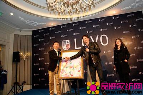 IAN与罗莱家纺副总裁揭幕LOVO2014年春夏新款手绘稿，并在画稿上留下亲笔签名