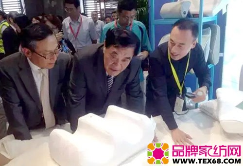 王天凯感受品牌新推出的磁系列功能家纺