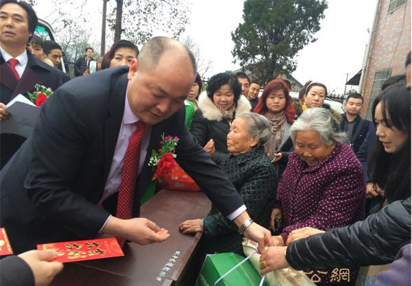 湖南竹亿轩家纺股份有限公司董事长李泽平向新化县桑梓镇敬老院老人们