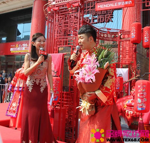 杜海涛现身北京翠微百货 助阵传统中式婚礼