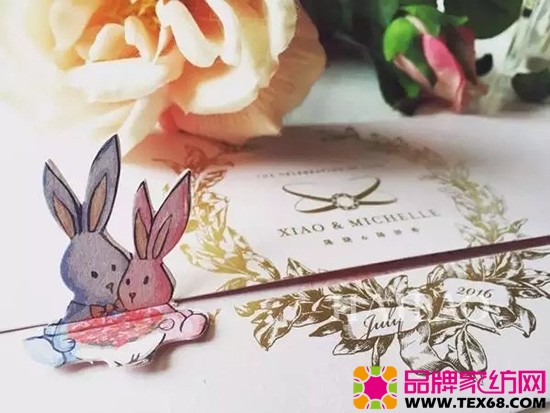 兔子饼干礼盒 当初陈妍希一看到兔子玩偶非常喜欢,陈晓马上买下来送她,加上陈晓属兔,所以,也不时会用和兔子相关的表情符号、物品传情。 喜酒 特别定制的葡萄酒寓意爱慕,瓶身加入了两人亲手设计的图案陈晓设计的双Clogo和陈妍希手绘的兔子。没有什么能比情人的亲手绘制更能传达爱意了。
