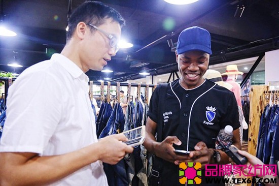 伊图和鑫兰家纺销售经理吴瑞峰相互交换微信
