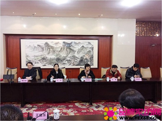 中国家纺协会副会长朱晓红报告了2017年协会的重点工作及主要安排