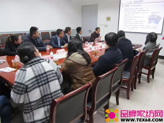 东华大学针织工程学科教授陈南梁为沙龙国际领导作学院介绍