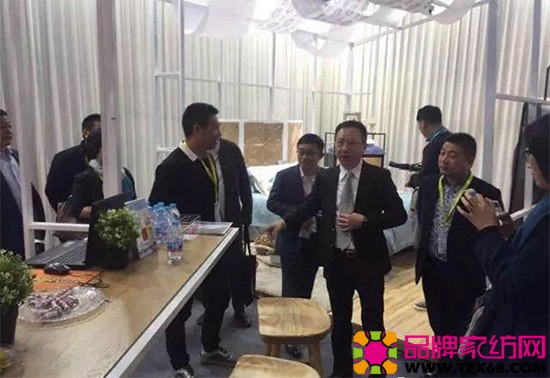 中国家用纺织品行业协会会长杨兆华等一行数人来到了宝缦家纺展位进行参观