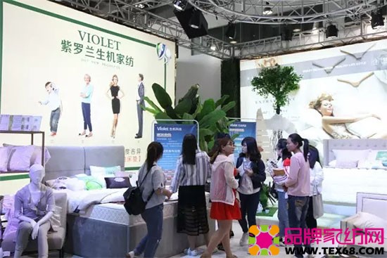 学生在观看紫罗兰生机家纺展会