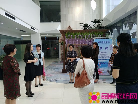 女企业家一行先后参观了江海博览会高端纺织产品展