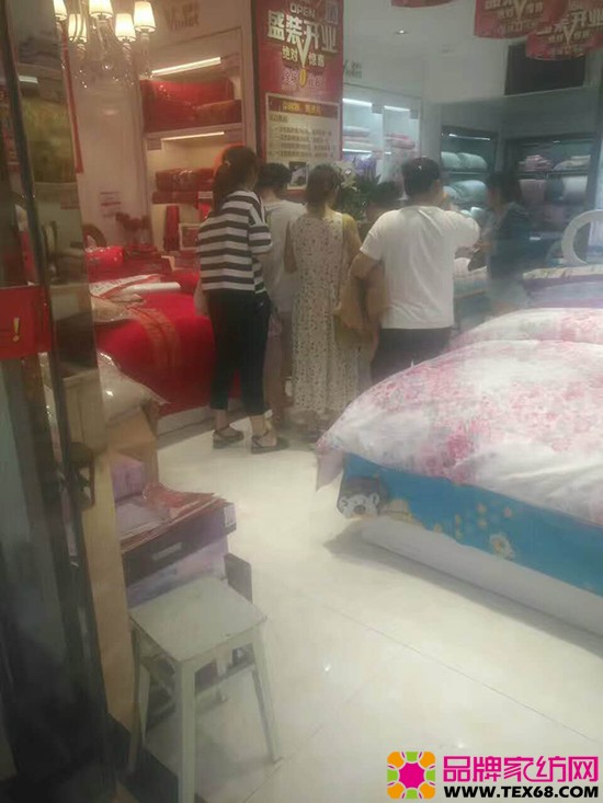 排队买单的消费者