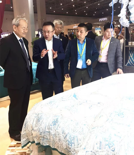 纺织工业协会领导亲临展会现场指导
