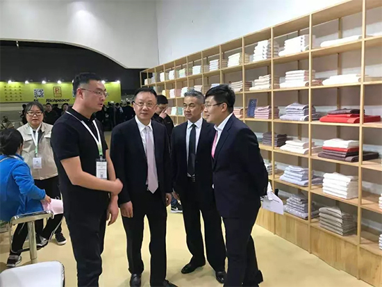 参展企业展区进行了参观学习