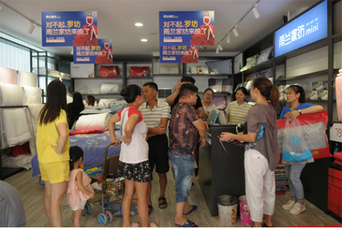 开业期间雨兰小店吸引了大量当地市民前来购物
