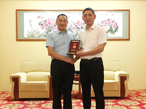 鸿润集团总裁荣获 “庆祝中华人民共和国成立70周年”纪念章