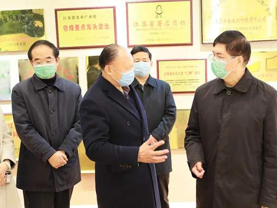 江南生物科技公司，李国忠与丹阳市政协委员、公司董事长姜建新的交谈中