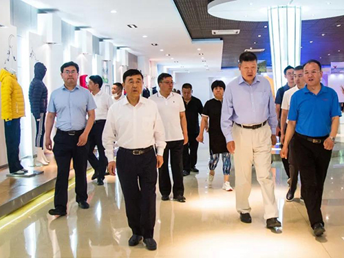 中国纺织品商业协会领导参观产品展厅