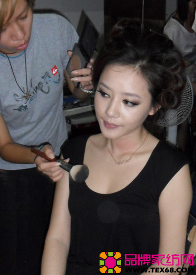 11时正,熊艳女士正式走位,开始拍摄工作.