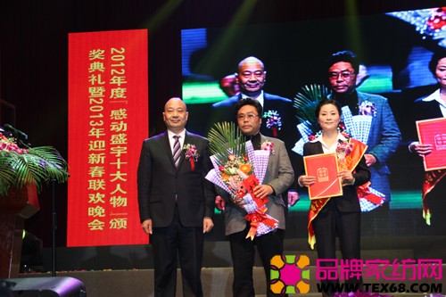 总裁曾上教与感动人物李小红及家人合影留念