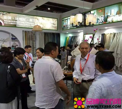 纺织工业联合会领导参观新申亚麻展馆2