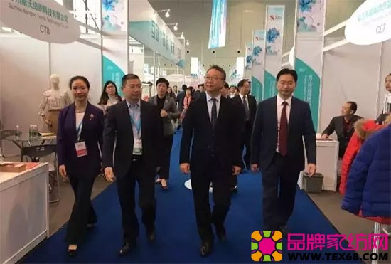 会领导、嘉宾、客商一同参观了纺博会现场
