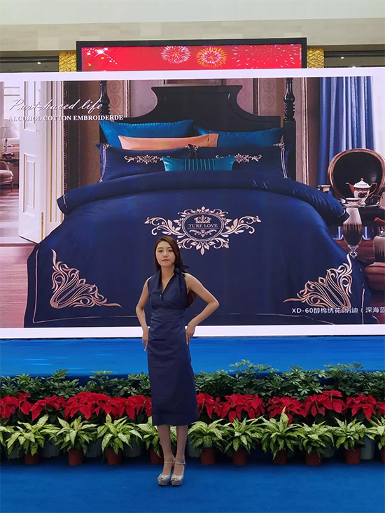 通过模特秀向与会采购商展示了兴达贝妮梦家纺产品