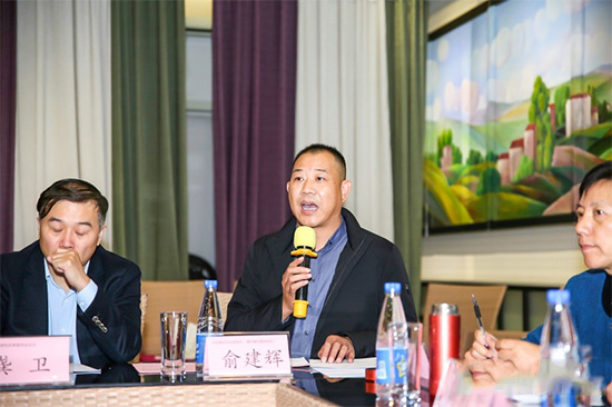 蓝丝羽家纺董事长俞建辉主持