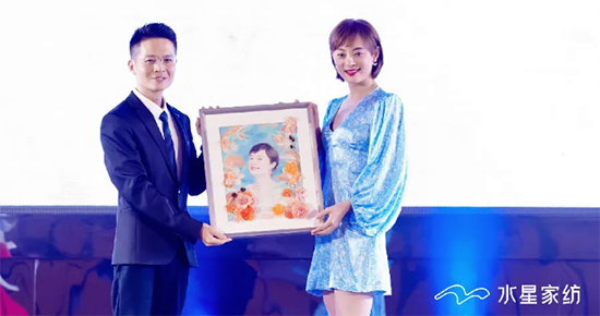 水星家纺董事长李来斌为孙俪赠送礼品