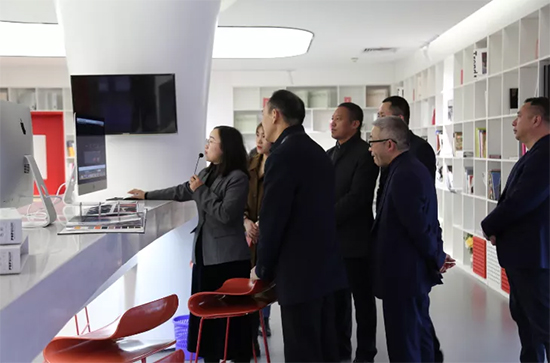 盛泽设界运营人员介绍了图书馆书籍的种类与内容
