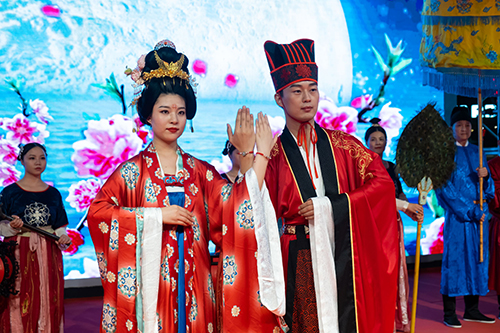 活动现场南方寝饰的幸福大使们还现场演绎了源远流长的铺床歌文化