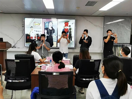 培训班上进行实操学习