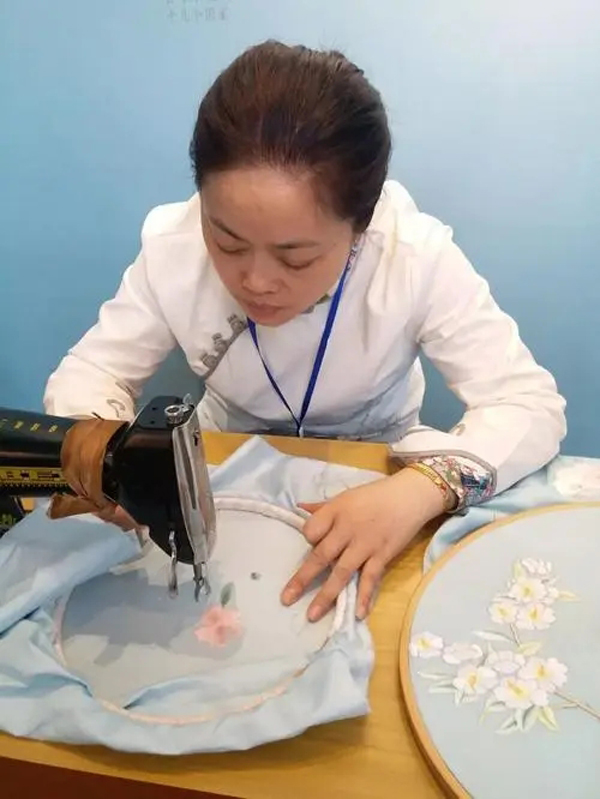 堂皇手推绣